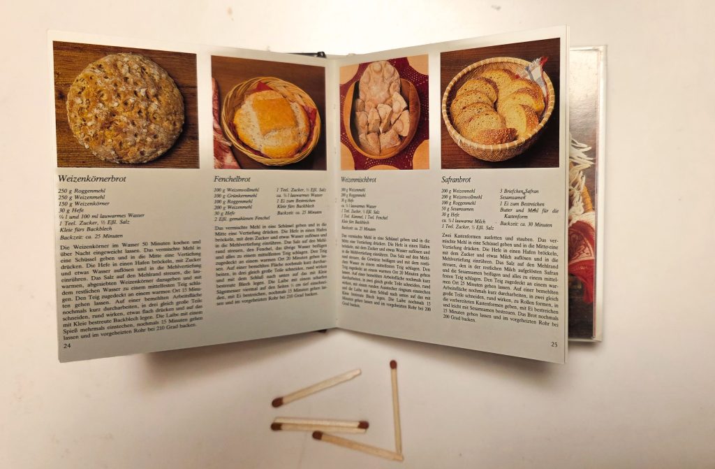 Ei svært lita brødbok ved sida av ei fyrstikkeske