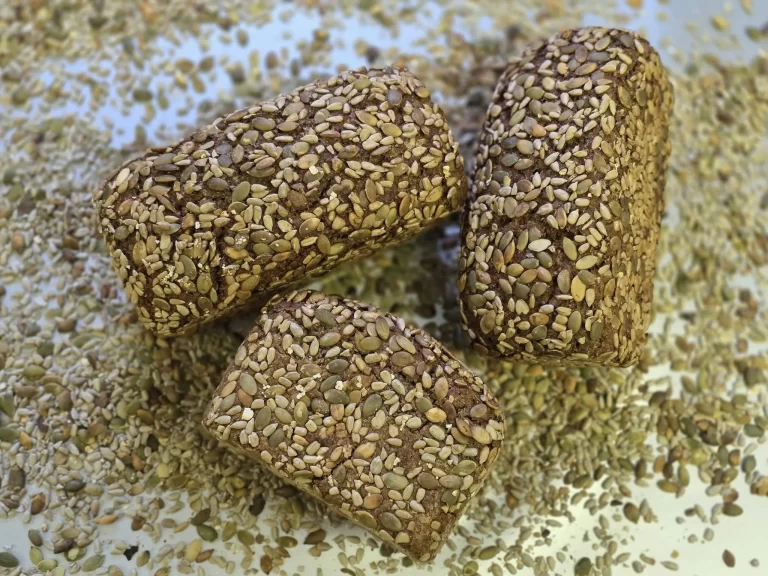 Roggen-Vollkornschrotbrot mit Sonnenblumen- und Kürbiskernen