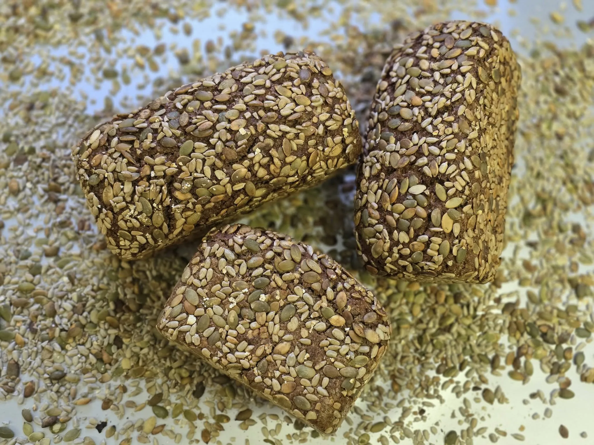 Roggen-Vollkornschrotbrot mit Sonnenblumen- und Kürbiskernen