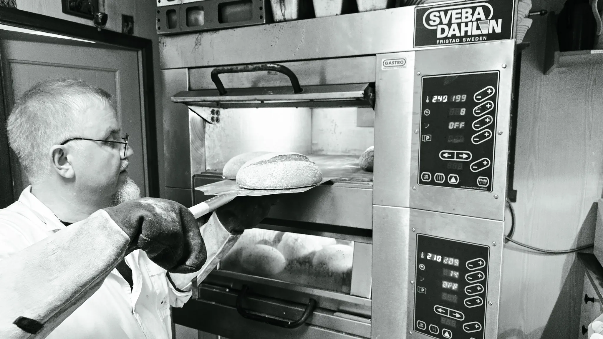 Kveitebrød med rugsurdeig