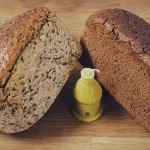 Leinsamenbrot og Nordfriesisches Bauern-Schwarzbrot på eit trebrett
