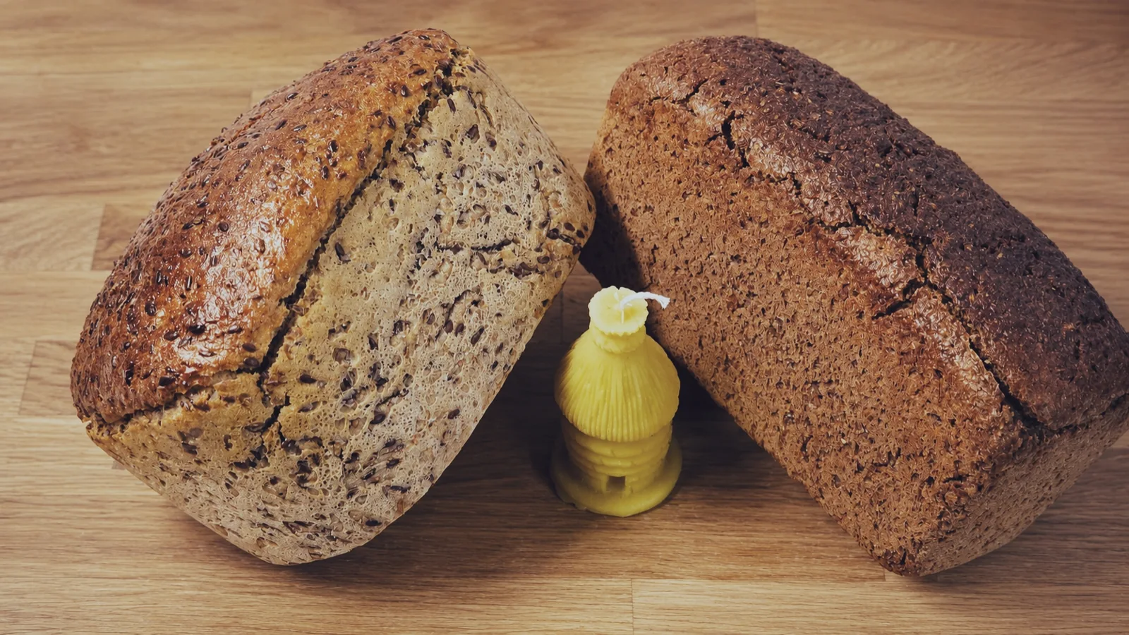 Leinsamenbrot og Nordfriesisches Bauern-Schwarzbrot på eit trebrett